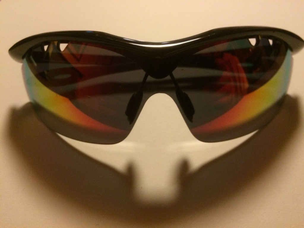 occhiali sportivi vari modelli e colori con lenti intercambiabili (bianche/specchio/gialle o arancio) €15,00